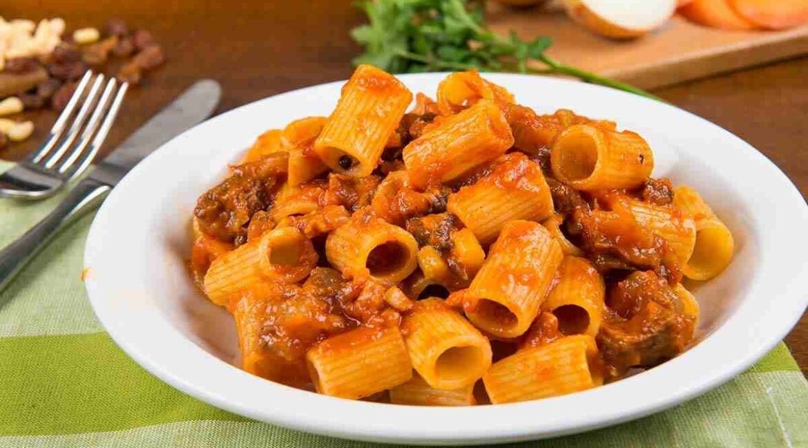Pasta con sugo di coda alla vaccinara