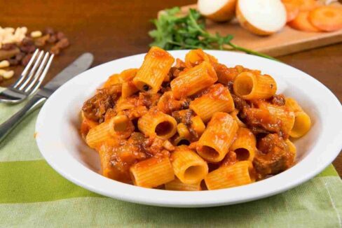 Pasta con sugo di coda alla vaccinara